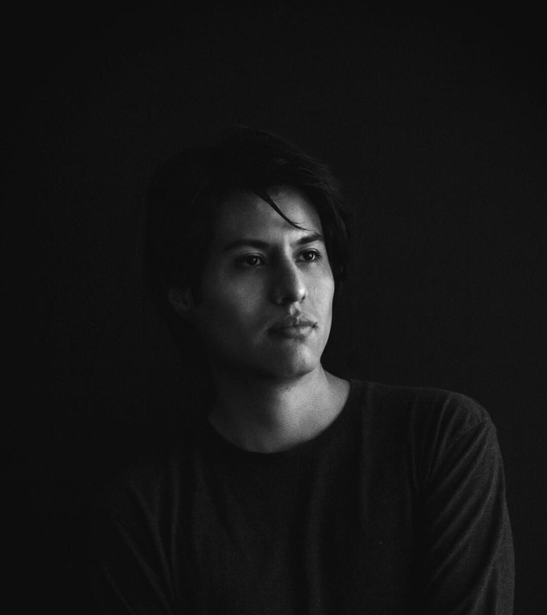 Frans Harvis Artista multimedia y cineasta con experiencia en música, poesía y videoarte.